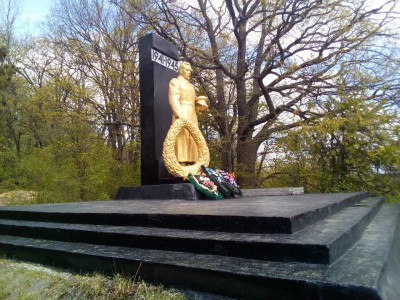 Братская могила 17 советских воинов, погибших в боях с фашистскими захватчиками в 1943 году.
