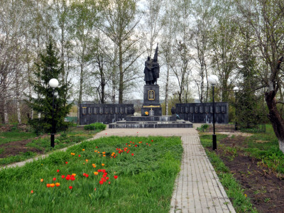 Братская могила 436 советских воинов, где похоронены Герой Советского Союза старшина Ильин Николай Яковлевич.