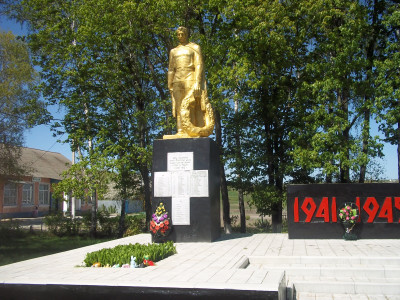 Братская  могила 56 советских воинов, погибших в боях с фашистскими захватчиками в 1943 году.